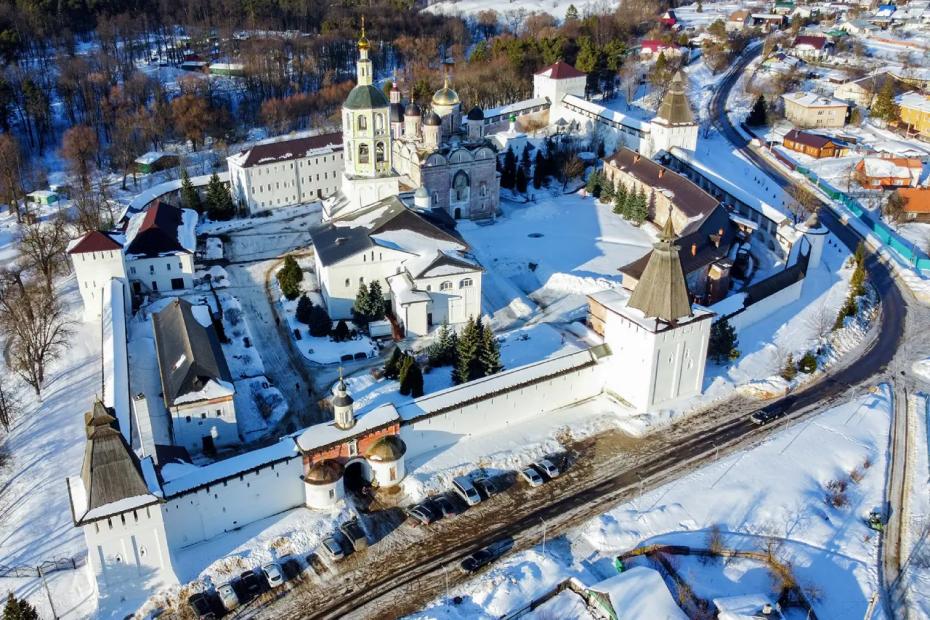 Древний город в часе езды от столицы раскрывает свои тайны от уличного искусства до секретных обзорных точек