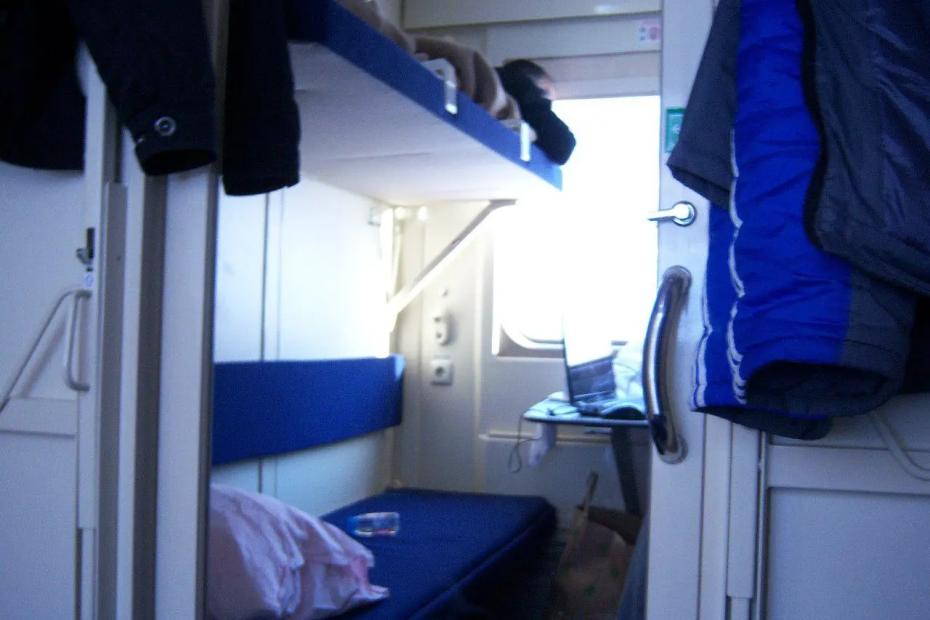 Как я поставила точку в этом вопросе: соседка с верхней полки требовала, чтобы я освободила место для её сумок под нижней - моей