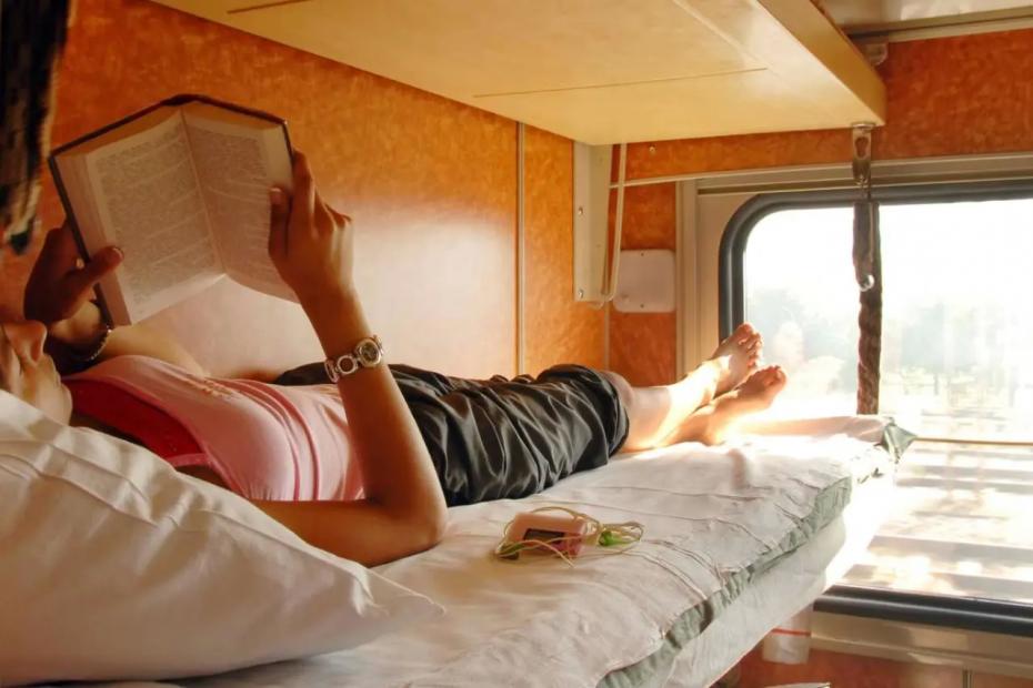 «Не могли бы вы убрать вашу книгу?» - возмутилась попутчица по поезду. Не дома у себя все-таки...