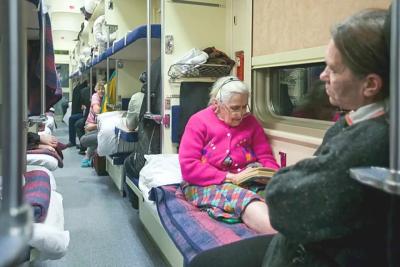 &laquo;Я здесь уже три дня еду, полезай на верх&raquo;: вошел в купе, а место занято пенсионеркой - вот к какой развязке привел разговор