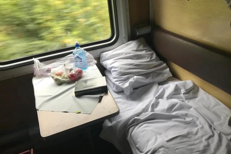 Уступила место у столика соседу с верхней полки, но ему мало - надо, чтобы я ушла из купе совсем. Говорит, такие правила