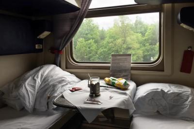 Ушла к детям в соседнее купе, а когда вернулась - бабушка в поезде решила, что мое место стало общим