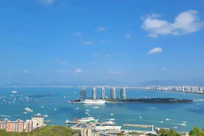 В этом китайском городе каждый год зимуют российские пенсионеры: доступные цены, приятный климат и море под боком