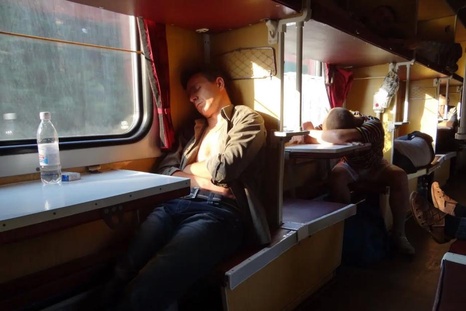 «Весь вагон не мог уснуть»: пассажир устроил шумиху из-за тапочек - вот как ехали в Крым на поезде