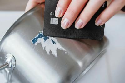 Показываю, как я за минуту снимаю липкий след от наклейки с любой поверхности без царапин и химии