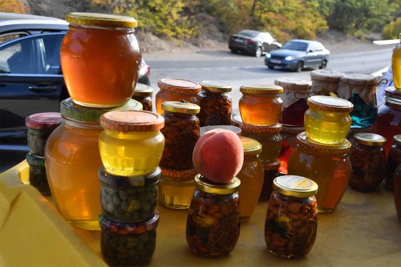 &laquo;Ешьте мед, сыр, но домой не покупайте&raquo;: туристка честно рассказала про испорченный отдых в Абхазии