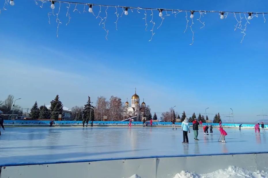 На площади Славы в Самаре можно бесплатно взять и отправить новогоднюю открытку