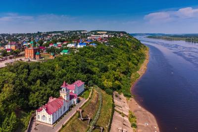 Его легко принять за городок в Прибалтике: сюда едут ради особняков, модерна и набережной Камы