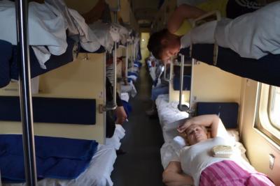 Ночью в купе почувствовала чужую руку под своей подушкой, а рядом испуганное лицо попутчицы