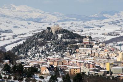 Вот почему туда мечтают переехать многие: 3 города, где жители получают деньги просто за то, что там живут