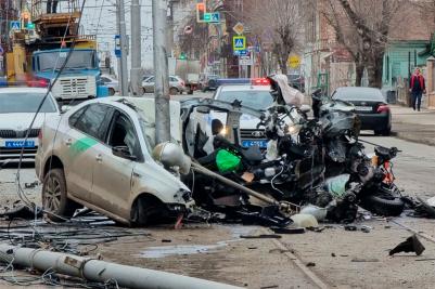 В Самаре водитель каршеринга снёс два столба