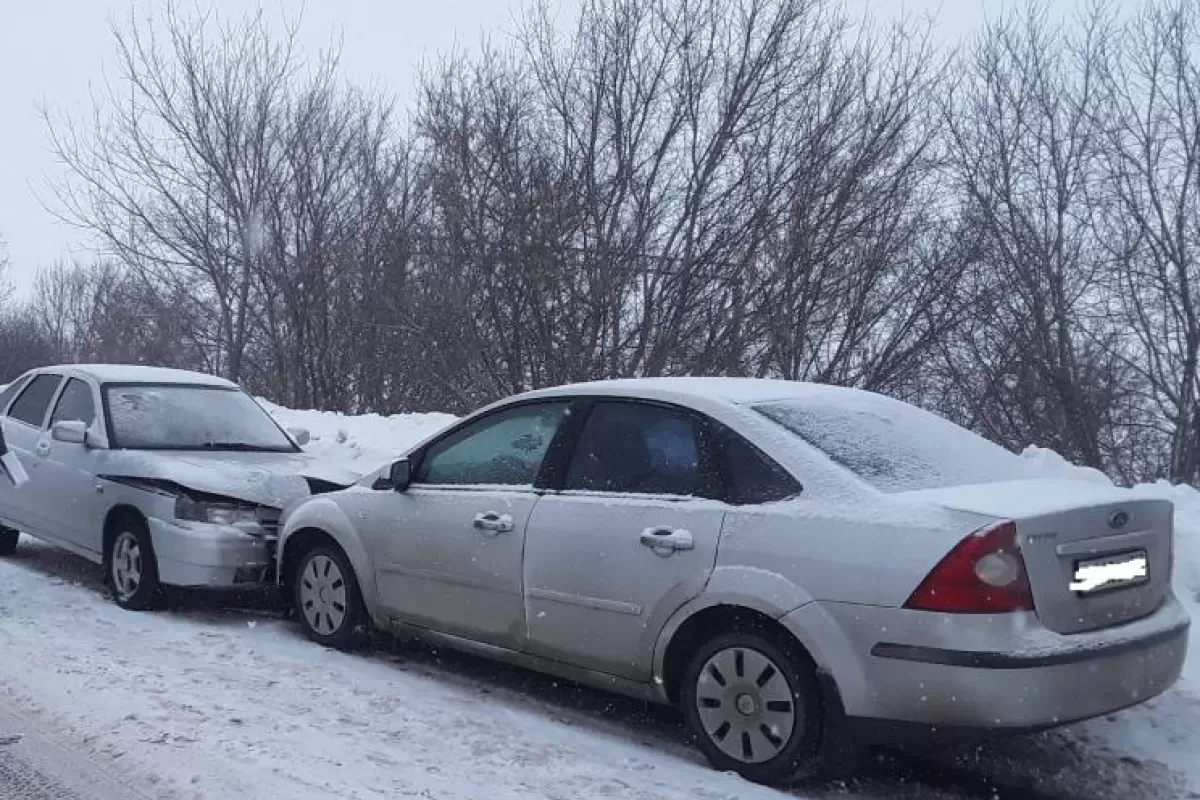 В Самарской области в аварии с двумя легковушками пострадала женщина