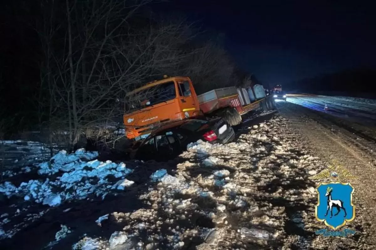 В Самарской области «Гранта» врезалась в тягач с полуприцепом