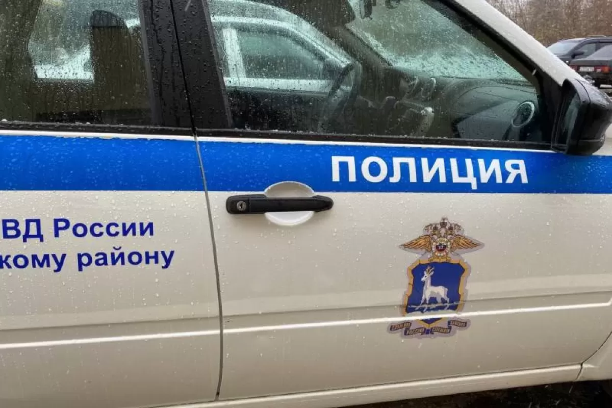 В Самарской области полицейские остановили на улице подозрительного прохожего с большим пакетом