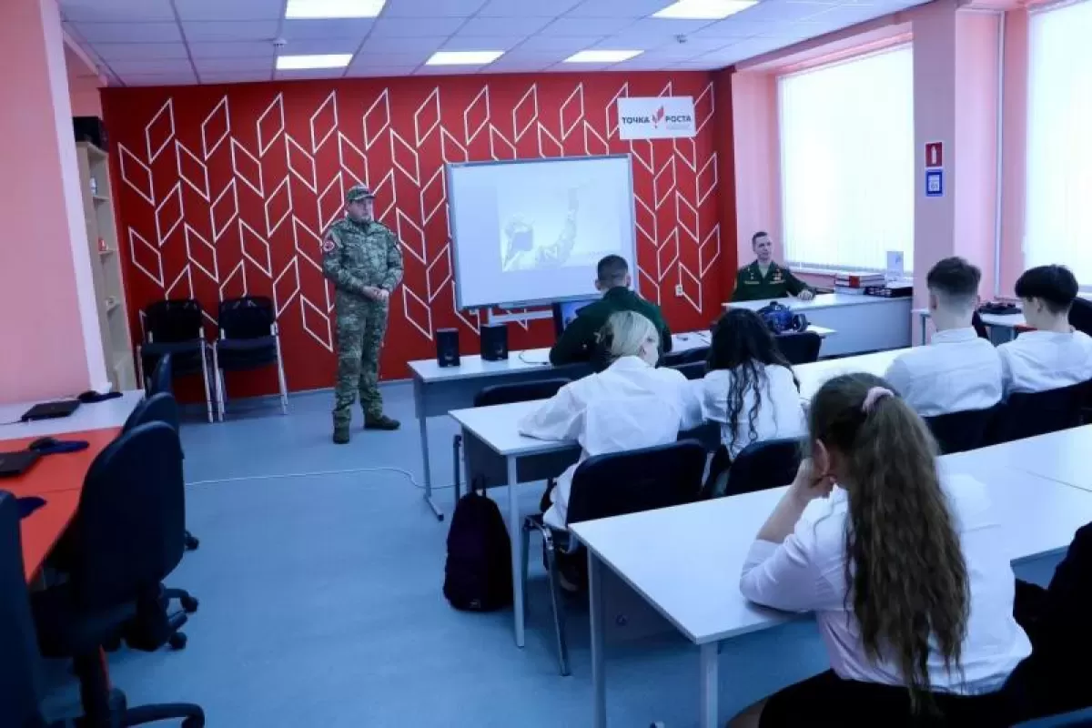 В Самарской области военнослужащие провели «Урок мужества» для старшеклассников