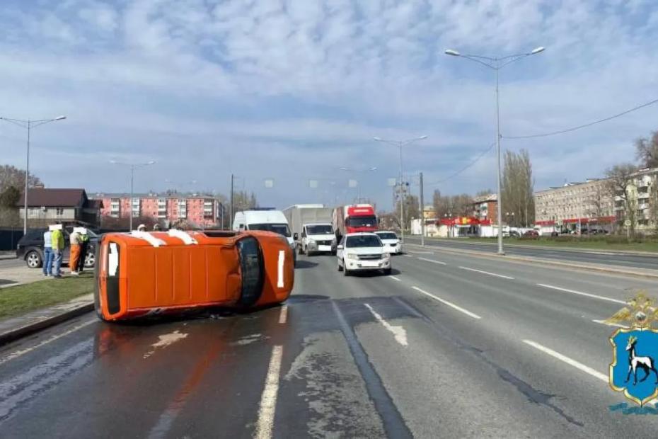 В Самаре 18 апреля на Московском шоссе «Пежо» перевернулось на бок после ДТП