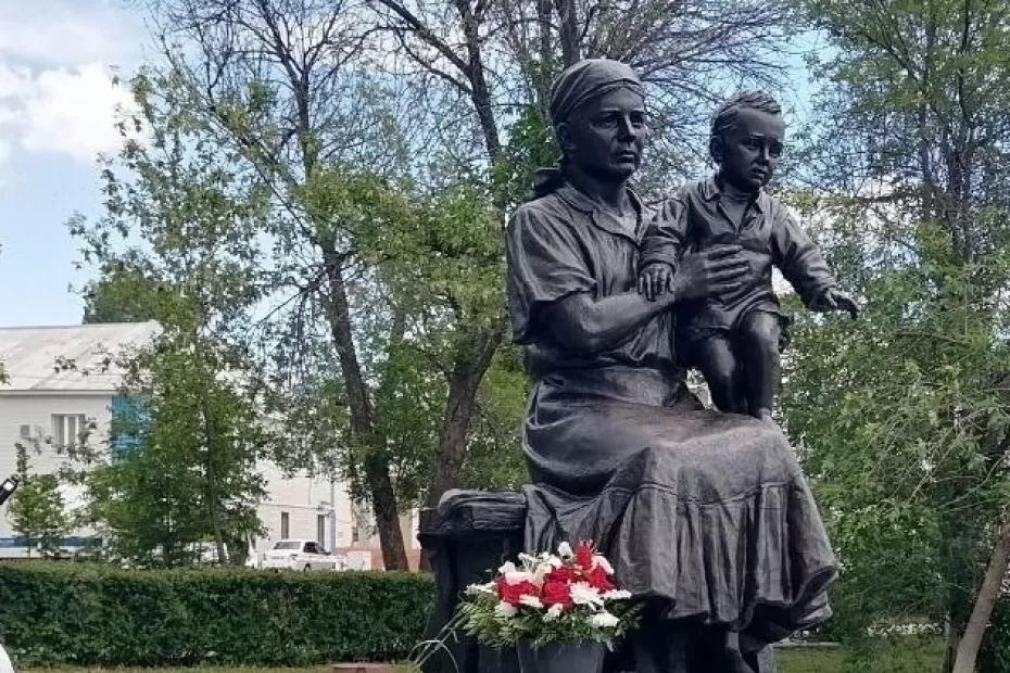 12 июня в Похвистневе открыли памятник «Материнство»