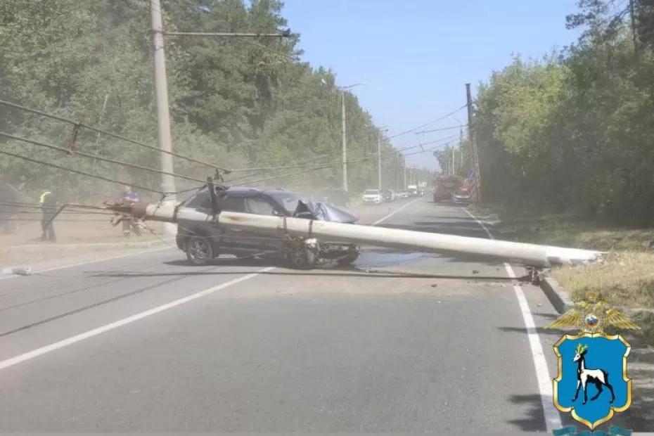 В Тольятти женщина на Hyundai влетела в столб