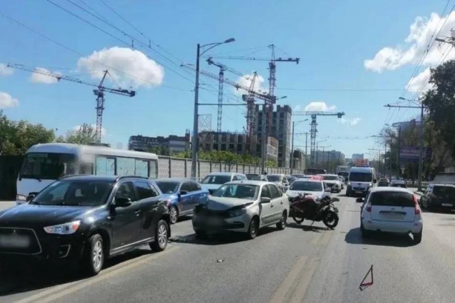 В Самаре 12 июля мотоцикл столкнулся с тремя легковушками