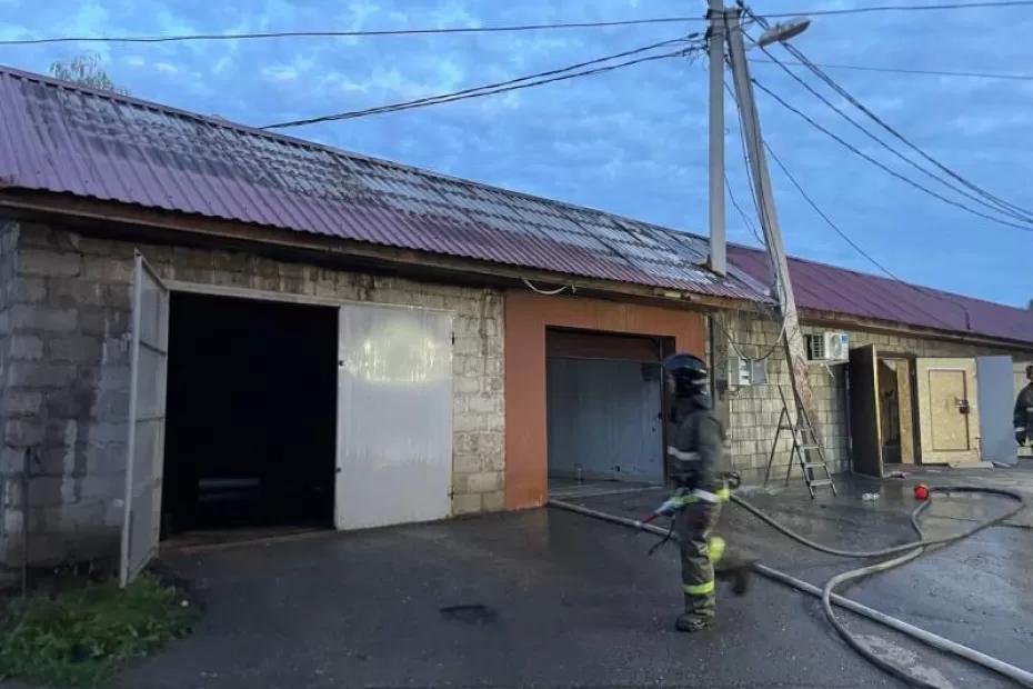 В Самарской области горела секция гаражей