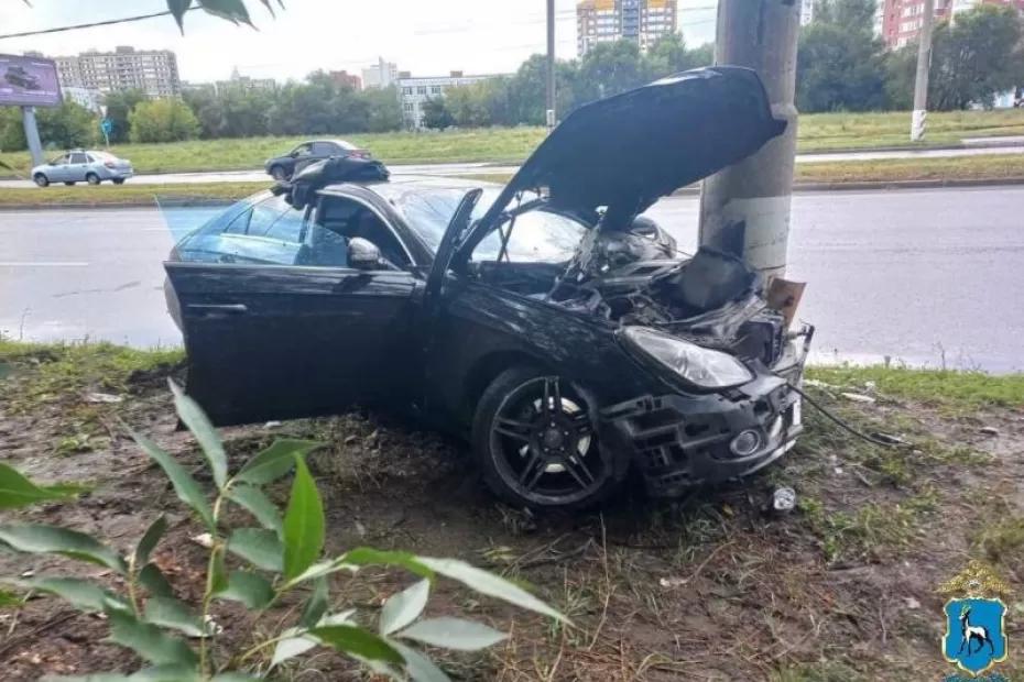 В Тольятти Mercedes влетел в столб