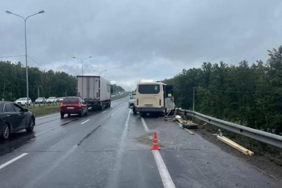 В Самарской области водитель маршрутки потерял сознание и влетел в грузовик