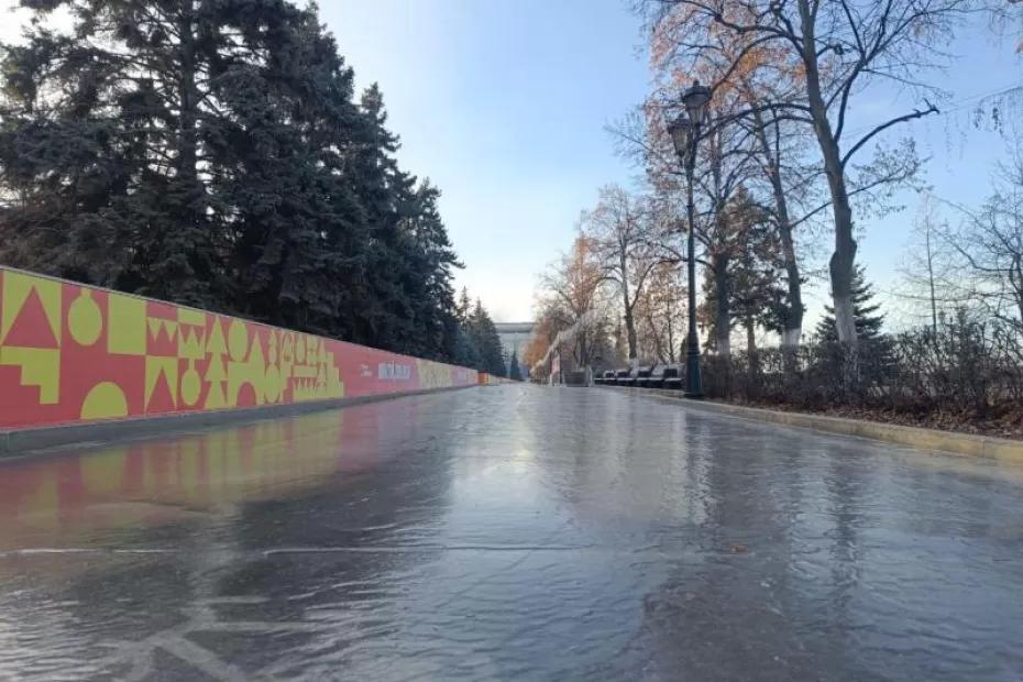 На самарской набережной начали заливать каток