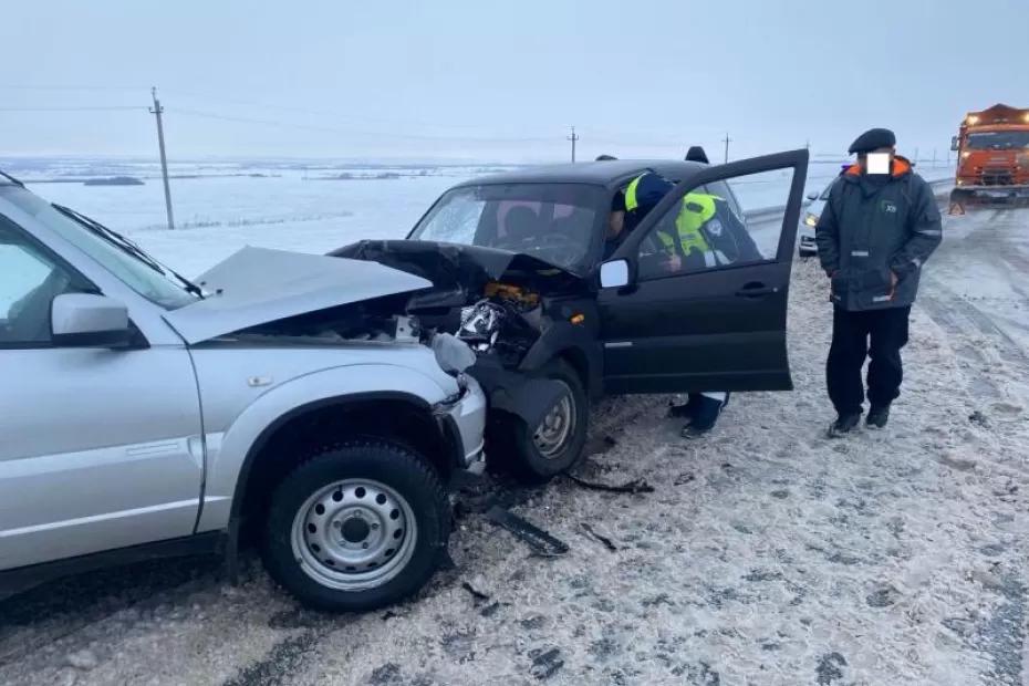 В Самарской области 22 декабря на трассе лоб в лоб столкнулись два автомобиля - появились подробности