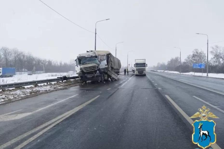 В Самарской области 3 марта пострадал водитель в аварии с двумя грузовиками - фото