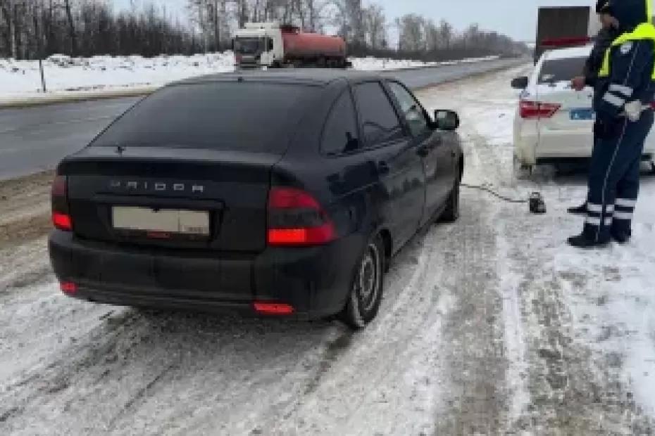 В Самарской области сотрудники ГИБДД помогли водителю заменить колесо: что произошло