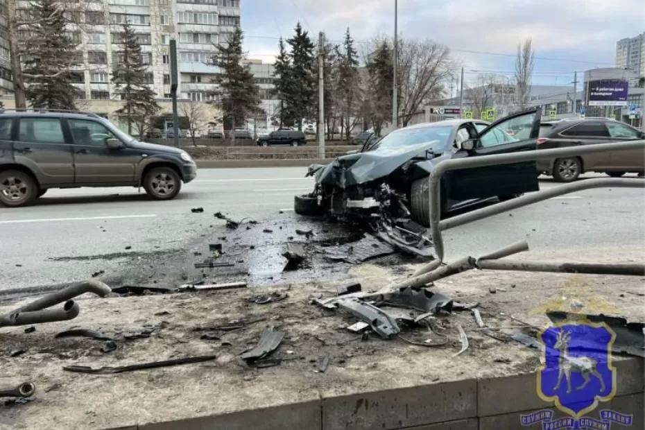 В Самаре на ул. Ново-Садовой 25-летний водитель на BMW врезался в забор