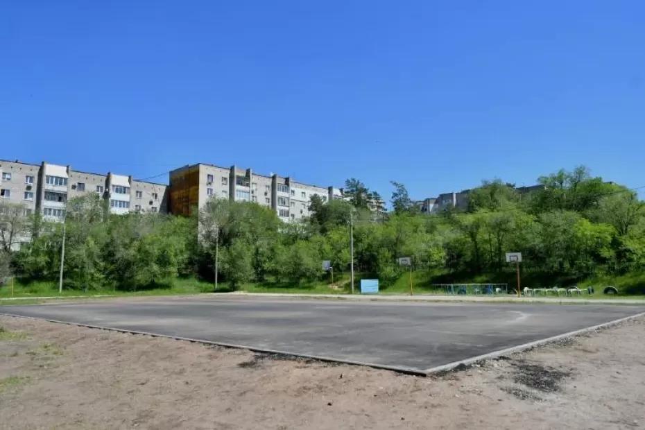Завлекают в спорт: в Прибрежном строят универсальную площадку Завлекают в спорт: в Прибрежном строят универсальную площадку