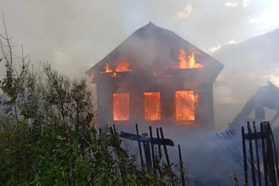 В Октябрьске загорелся заброшенный дом - последние новости