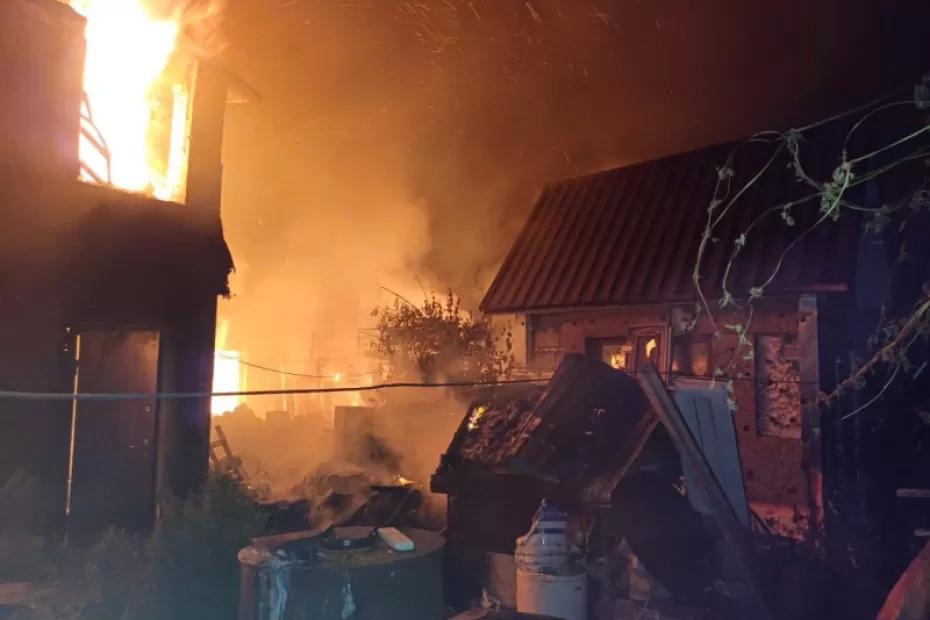 В Волжском районе тушили два пожара в дачных домиках В Волжском районе тушили два пожара в дачных домиках