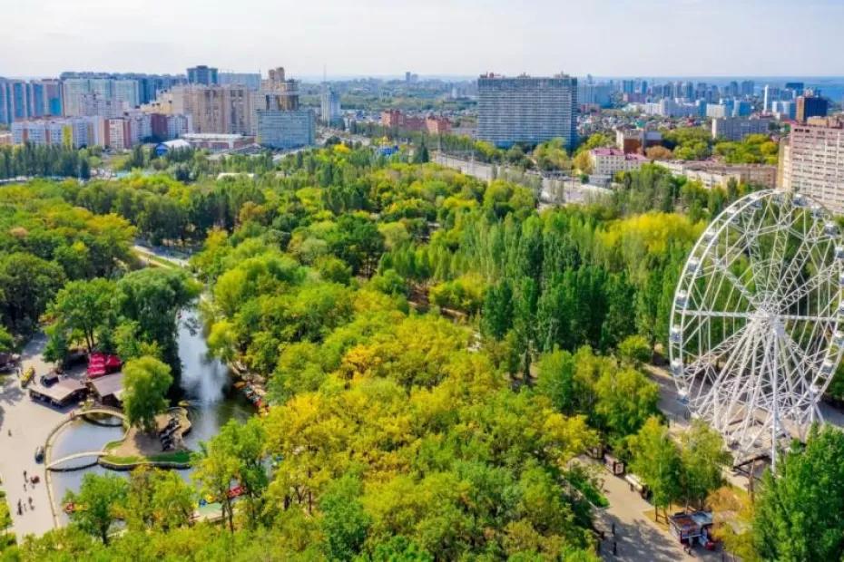 В Самаре в парке Гагарина очищают озеро В Самаре в парке Гагарина очищают озеро