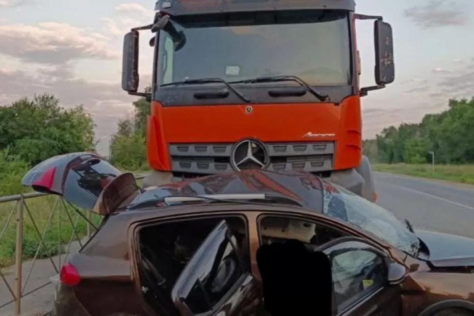 В Самарской области 15 июля в ДТП с фурой погибла женщина В Самарской области 15 июля в ДТП с фурой погибла женщина