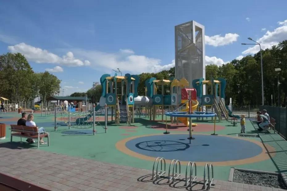 В Самаре продолжают приводить в порядок детские и спортивные площадки