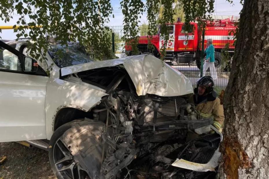 В Безенчуке 1 сентября Mercedes снес газовую трубу и врезался в дерево