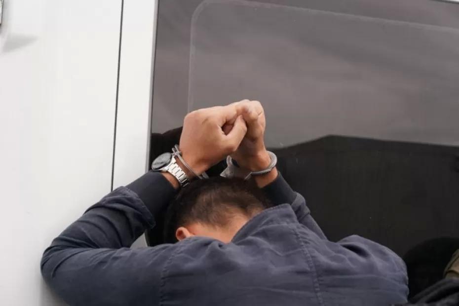 Расклеивал листовки и собирал информацию: мужчину задержали за госизмену и оправдание терроризма