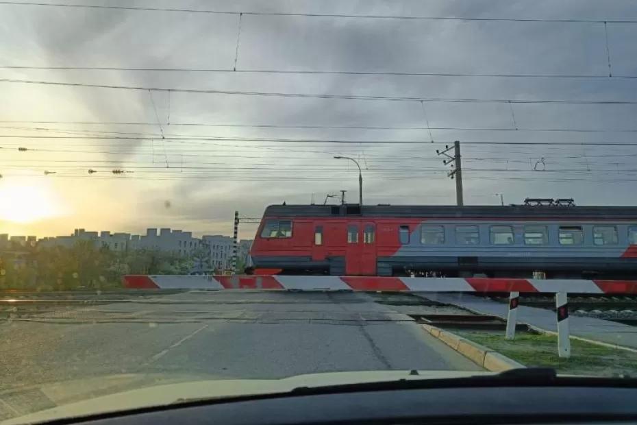 В Самарской области 4 сентября на переезде столкнулись легковушка и электричка
