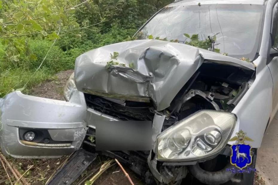 В Самаре иномарка вылетела на газон и врезалась в бетонный блок - последние новости