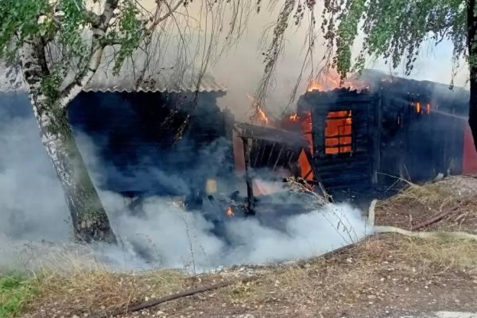 В Октябрьске 5 сентября сгорел заброшенный дом