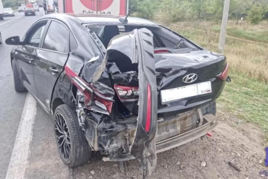 На трассе в Самарской области столкнулись легковушка и три грузовика