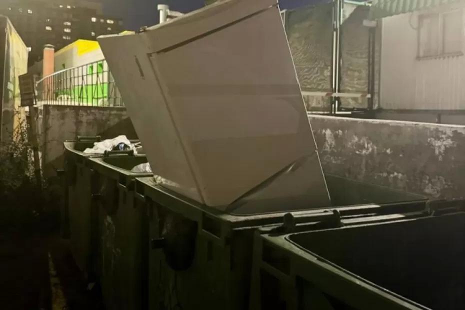 Житель Самары засунул габаритный холодильник в мусорный контейнер