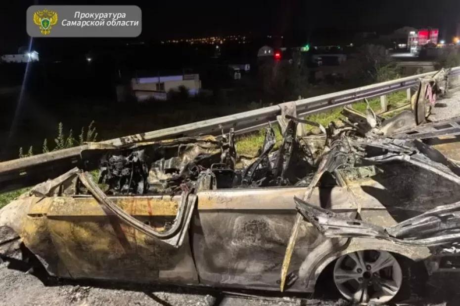 Иномарка сгорела дотла: в Самарской области ночью 12 сентября в ДТП на трассе погибли 4 человека