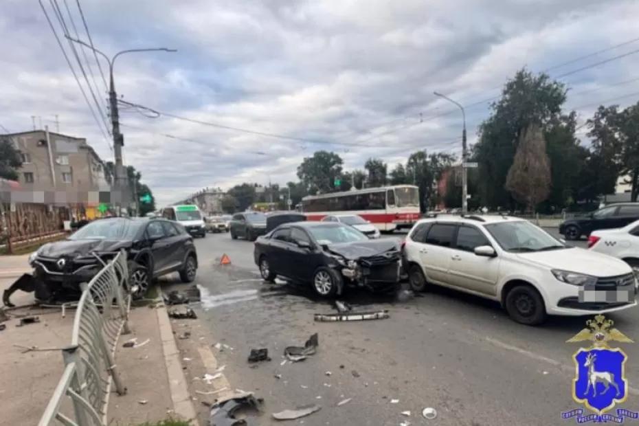В Самаре из-за столкновения трех легковушек пострадал мужчина