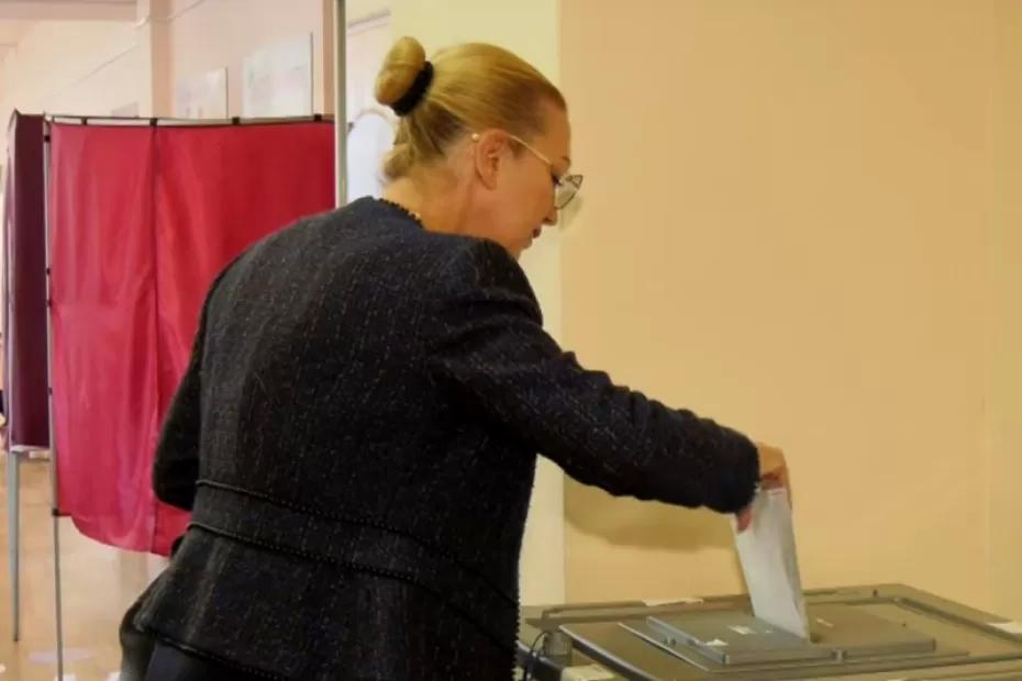 «От нас зависит наш завтрашний день»: Алла Шахматова проголосовала в родной самарской школе