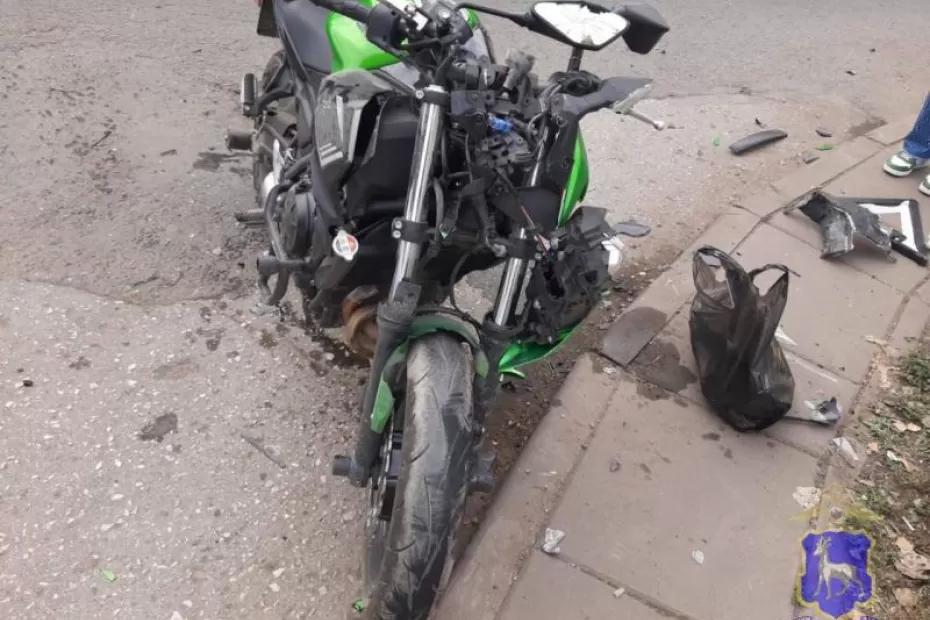 В Самаре утром 19 сентября на перекрестке столкнулись Ford Focus и мотоцикл Kawasaki