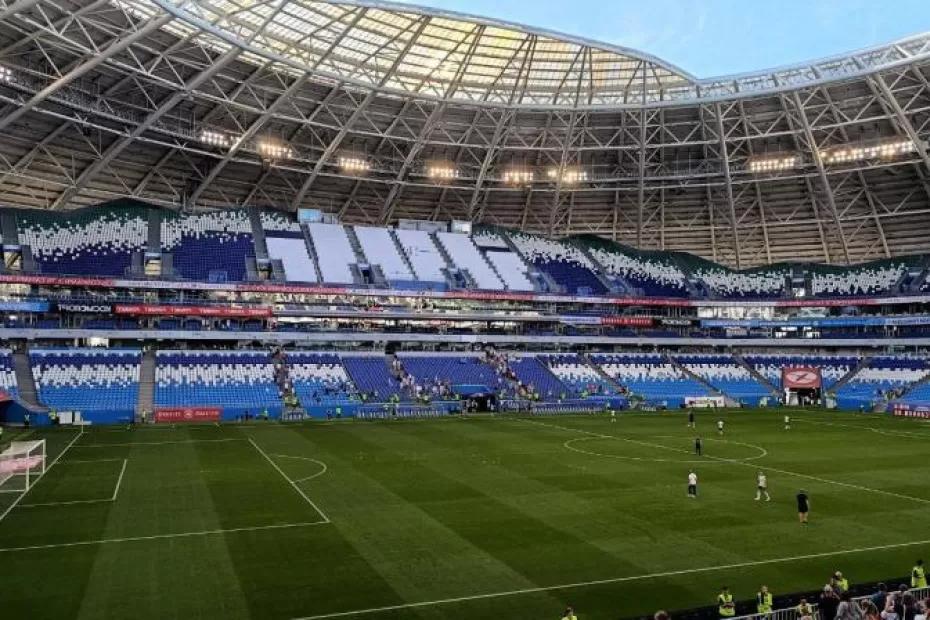 В Самаре болельщик выбежал на футбольное поле во время матча «Крылья Советов» - «Краснодар»