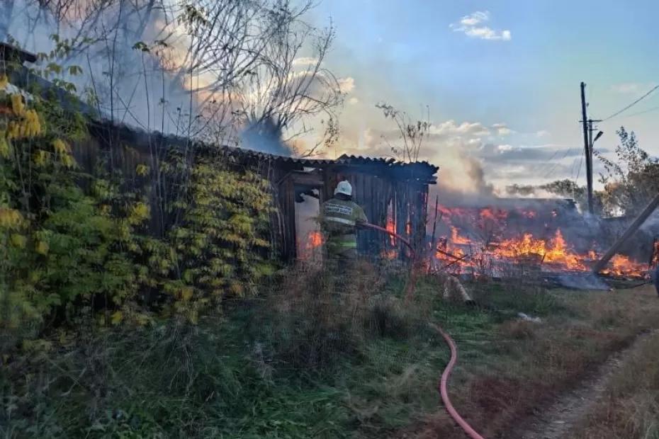 В Большой Глушице сгорело 100 «квадратов» сараев